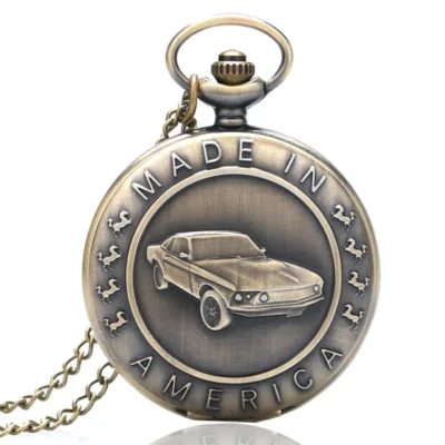 Retro Bronze Mustang Taschenuhr: Ein Tribut an Klassische Eleganz Die YISUYA Retro Bronze Mustang Taschenuhr ist ein ausdrucksstarkes Accessoire für Liebhaber klassischer Fahrzeuge und Vintage-Designs. Mit ihrem detailreichen Mustang-Muster auf dem runden Gehäuse und einem präzisen Quarzwerk ist diese Full Hunter Uhr ein echtes Statement. Sie wird mit einer langen Kette geliefert und ist ein perfektes Geschenk für Männer und Frauen, die zeitlose Eleganz schätzen.
