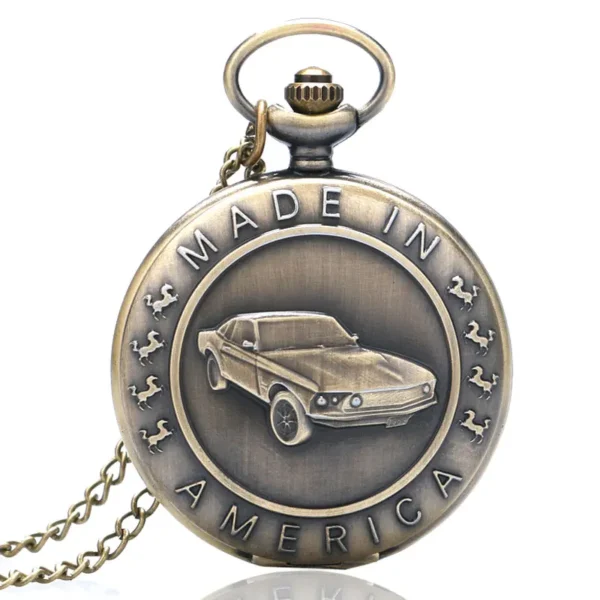 Retro Bronze Mustang Taschenuhr: Ein Tribut an Klassische Eleganz Die YISUYA Retro Bronze Mustang Taschenuhr ist ein ausdrucksstarkes Accessoire für Liebhaber klassischer Fahrzeuge und Vintage-Designs. Mit ihrem detailreichen Mustang-Muster auf dem runden Gehäuse und einem präzisen Quarzwerk ist diese Full Hunter Uhr ein echtes Statement. Sie wird mit einer langen Kette geliefert und ist ein perfektes Geschenk für Männer und Frauen, die zeitlose Eleganz schätzen.